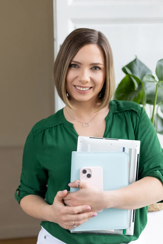 Natalia Bertel sourit, des carnets dans les bras.