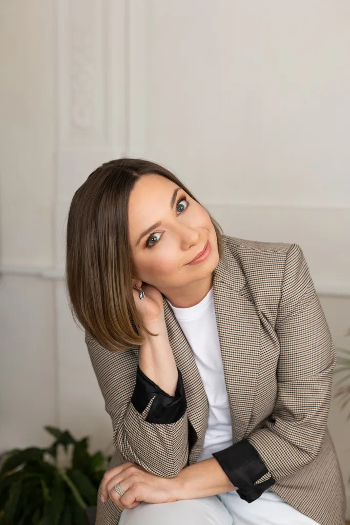 Natalia Bertel en veste pied-de-poule, la tête posée sur la main.